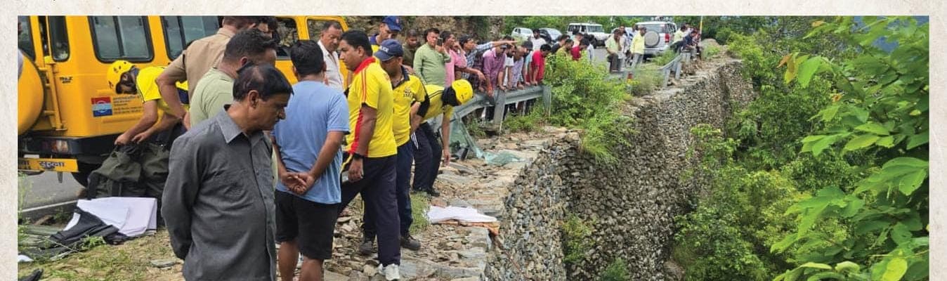 Rescue teams and SDRF personnel carrying out rescue operations near Devprayag after a car fell into a deep gorge on the Devprayag-Pauri road.
