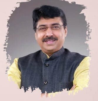 BJP Social Media Head के पद पर भारतीय जनता पार्टी ने ऐतिहासिक फेरबदल करते हुए छत्तीसगढ़ के दीपक म्हस्के को पार्टी का नया राष्ट्रीय सोशल मीडिया संयोजक नियुक्त किया है। भाजपा राष्ट्रीय अध्यक्ष नितिन नवीन द्वारा घोषित नई राष्ट्रीय कार्यकारिणी में डिजिटल और संचार विभाग को पूरी तरह नए स्वरूप में ढाला गया है। बीते 11 वर्षों से पार्टी के डिजिटल नैरेटिव और ऑनलाइन अभियानों की कमान संभाल रहे अमित मालवीय की जगह अब दीपक म्हस्के पार्टी की डिजिटल सेना का नेतृत्व करेंगे। राजनीतिक विश्लेषकों का मानना है कि पार्टी ने आगामी राज्य विधानसभा चुनावों और संगठन विस्तार को ध्यान में रखते हुए यह पुनर्गठन किया है। इस संगठनात्मक सर्जरी के जरिए पार्टी ने सोशल मीडिया प्रबंधन को विकेंद्रीकृत करते हुए राज्यों के मजबूत जमीनी चेहरों को राष्ट्रीय मंच पर उतारा है। BJP Social Media Head की टीम में 4 सह-संयोजक शामिल भाजपा ने डिजिटल अभियान को बहुआयामी बनाने के लिए BJP Social Media Head के साथ चार प्रमुख राज्यों से सह-संयोजक भी तैनात किए हैं। पार्टी का उद्देश्य विभिन्न भाषाई और क्षेत्रीय विमर्शों को एक साथ साधना है: प्रीति गांधी (महाराष्ट्र): पार्टी की सक्रिय डिजिटल रणनीतिकार। शिवानंद द्विवेदी (दिल्ली): नीतिगत शोध और संचार में विशेषज्ञता। आलोक भट्ट (उत्तराखंड): पर्वतीय और उत्तर भारतीय मुद्दों पर डिजिटल सक्रियता। अरुण यादव (हरियाणा): युवा अभियानों और क्षेत्रीय नैरेटिव में मजबूत दखल। कौन हैं नए BJP Social Media Head दीपक म्हस्के? 15 मार्च 1968 को जन्मे दीपक म्हस्के पार्टी के जमीनी संगठन, विज्ञान और आधुनिक डेटा तकनीक का अनूठा संगम माने जाते हैं। BJP Social Media Head बनने से पहले उन्होंने कई प्रशासनिक और राजनीतिक भूमिकाएं निभाई हैं: प्रशासनिक व राजनीतिक पृष्ठभूमि: वे छत्तीसगढ़ मेडिकल सर्विस कॉर्पोरेशन के अध्यक्ष (राज्य मंत्री दर्जा) और भाजपा छत्तीसगढ़ के प्रदेश प्रवक्ता के रूप में सेवाएं दे चुके हैं। कॉर्पोरेट व तकनीकी अनुभव: पेट्रोलियम एवं प्राकृतिक गैस मंत्रालय के अधीन 'इंजीनियर्स इंडिया लिमिटेड' (EIL) के बोर्ड में वे स्वतंत्र निदेशक रह चुके हैं। शिक्षा व करियर: शुरुआती दिनों में कॉलेज में रसायन विज्ञान (Chemistry) के प्रोफेसर रहे म्हस्के डेटा एनालिसिस और गवर्नेंस मॉडलिंग के विशेषज्ञ माने जाते हैं। वे जैविक खेती और कृषि क्षेत्र में 35 वर्षों का जमीनी अनुभव भी रखते हैं। 11 साल का सफर और अमित मालवीय का विदाई संदेश पद छोड़ने के बाद पूर्व BJP Social Media Head अमित मालवीय ने अपने उत्तराधिकारी दीपक म्हस्के और नई टीम को शुभकामनाएं दीं। मालवीय ने सोशल मीडिया पोस्ट के जरिए पार्टी समर्थकों का आभार व्यक्त करते हुए कहा कि भाजपा के ऑनलाइन समुदाय ने देश के राजनीतिक विमर्श को बदलने में क्रांतिकारी भूमिका निभाई है। उन्होंने समर्थकों से नई टीम को भी वही ऊर्जा और समर्थन देने की अपील की। मीडिया एवं सोशल मीडिया विभाग के प्रमुख पदाधिकारी डिजिटल विंग के साथ-साथ मुख्य मीडिया प्रबंधन में भी नए समीकरण बनाए गए हैं। उत्तराखंड से सांसद अनिल बलूनी राष्ट्रीय मीडिया संयोजक के पद पर बने रहेंगे। राष्ट्रीय मीडिया संयोजक: अनिल बलूनी (उत्तराखंड) राष्ट्रीय मीडिया सह-संयोजक: आशीष उषा अग्रवाल (मध्य प्रदेश), प्रदीप भंडारी (दिल्ली) और सिद्धार्थ यादव (दिल्ली) राष्ट्रीय सोशल मीडिया संयोजक: दीपक म्हस्के (छत्तीसगढ़) राष्ट्रीय सोशल मीडिया सह-संयोजक: प्रीति गांधी (महाराष्ट्र), शिवानंद द्विवेदी (दिल्ली), आलोक भट्ट (उत्तराखंड) और अरुण यादव (हरियाणा) राष्ट्रीय टीम: दिग्गजों की वापसी और नए चेहरों को तरजीह नितिन नवीन की राष्ट्रीय टीम में वरिष्ठ और युवा नेताओं का मजबूत संतुलन देखने को मिला है: संगठन एवं कोषाध्यक्ष: बी.एल. संतोष राष्ट्रीय संगठन महामंत्री बने रहेंगे, जबकि केंद्रीय मंत्री पीयूष गोयल को राष्ट्रीय कोषाध्यक्ष की जिम्मेदारी दी गई है। 13 राष्ट्रीय उपाध्यक्ष: वसुंधरा राजे सिंधिया, राम माधव, बैजयंत जय पांडा, डी. पुरंदेश्वरी, रेखा वर्मा, डॉ. भारती प्रवीण पवार और मनप्रीत सिंह बादल को उपाध्यक्ष बनाया गया है। 8 राष्ट्रीय महामंत्री: विनोद तावड़े और सुनील बंसल अपनी जिम्मेदारी पर बने हुए हैं। उनके साथ स्मृति ईरानी, बिप्लब कुमार देव, डॉ. सतीश पूनिया, गजेंद्र पटेल, हरीश द्विवेदी और संजय भाटिया को महामंत्री बनाया गया है। पार्टी ने स्पष्ट किया है कि BJP Social Media Head सहित सभी केंद्रीय पदाधिकारियों की नियुक्तियां तत्काल प्रभाव से लागू हो चुकी हैं। यह नई टीम डिजिटल और जमीनी दोनों स्तरों पर पार्टी के आगामी चुनावी अभियानों की रीढ़ बनेगी।